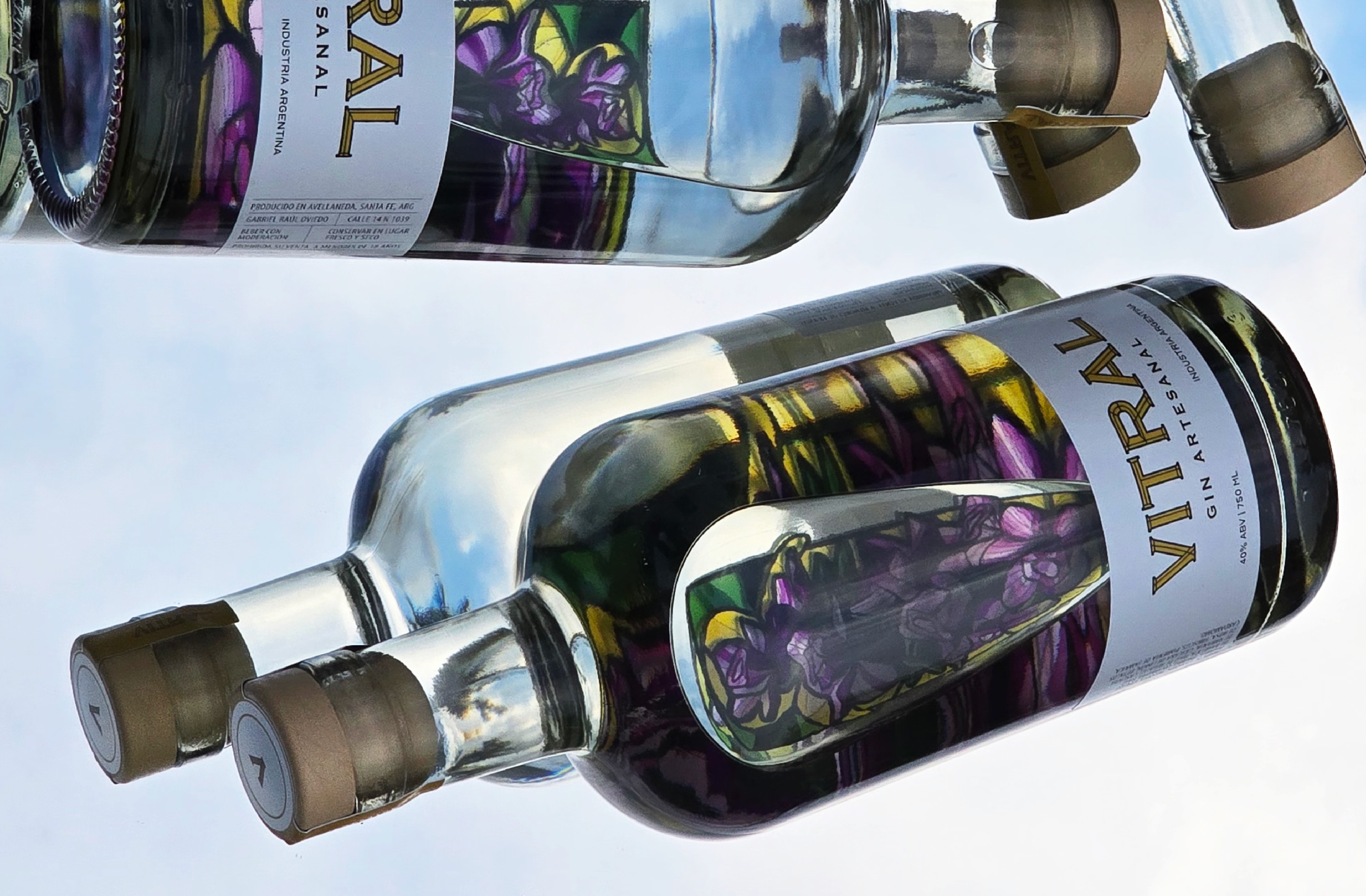 Vitral - Botellas flotando contra el cielo, mostrando transparencias y reflejos