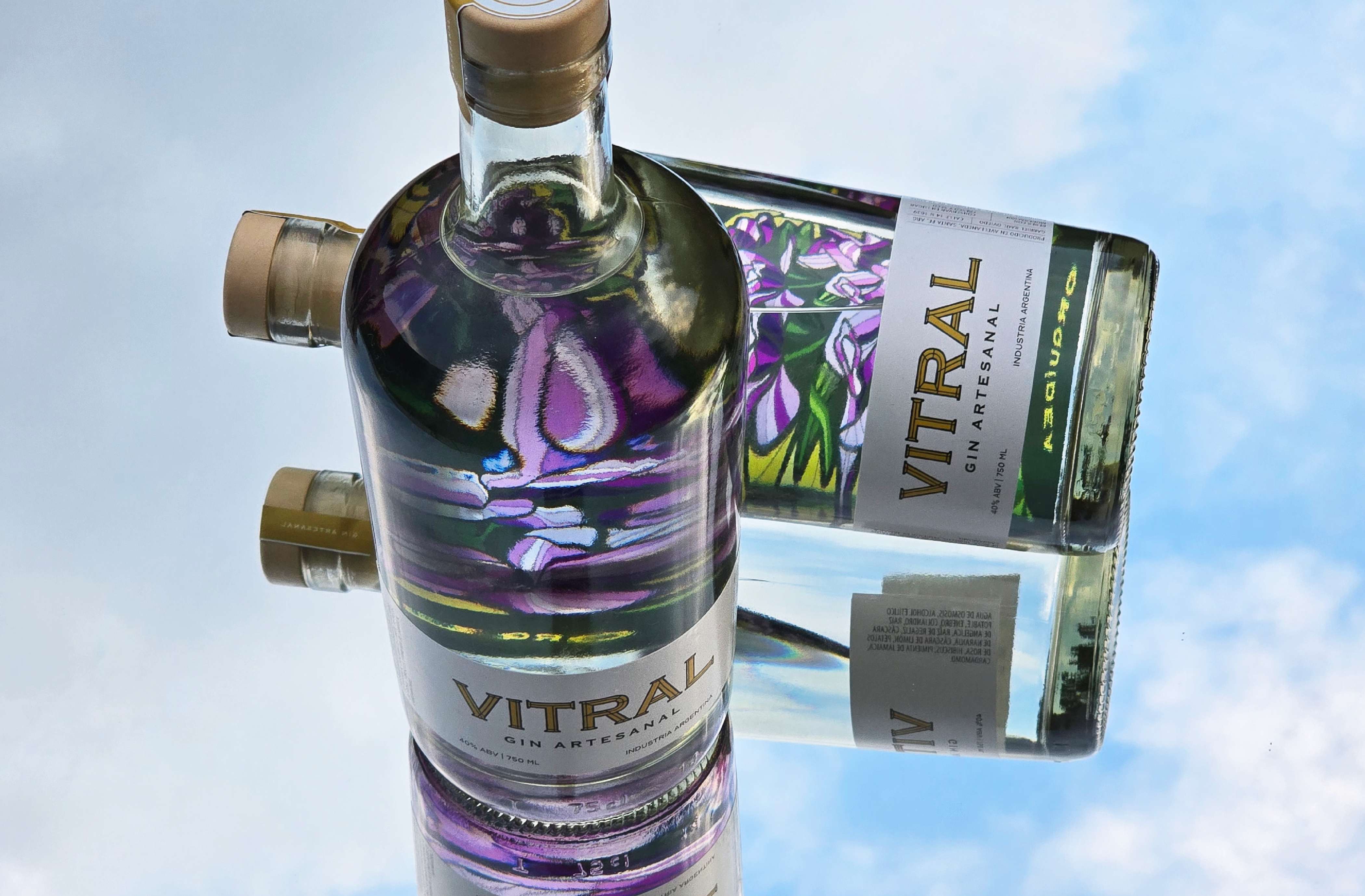 Vitral - Dos botellas contra el cielo con reflejos de la etiqueta